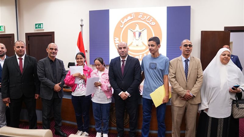 أسعد أيام حياتي، وزير العمل يُسلّم عقودا جديدة لذوي الهمم في 3 شركات (صور)