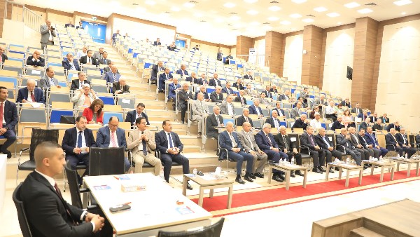 «قنصوة» ورؤساء الجامعات الخاصة والأهلية يتابعون عرضًا تقديميًا حول تطوير التخصصات الجامعية وربطها بسوق العمل
