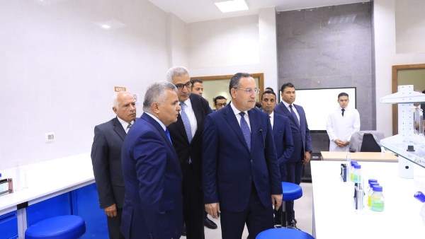 وزير التعليم العالي يتفقد منشآت وكليات جامعة السويس الأهلية