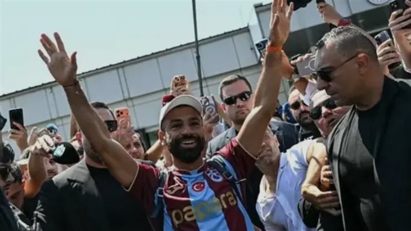 بدلا من الذهب، معازيم أتراك يهدون عريسا قميص محمد صلاح في حفل زفافه (فيديو)