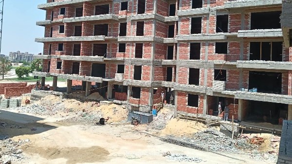رئيس جهاز تنمية مدينة العبور يتابع تطورات المراحل الإنشائية بمشروع “ظلال”