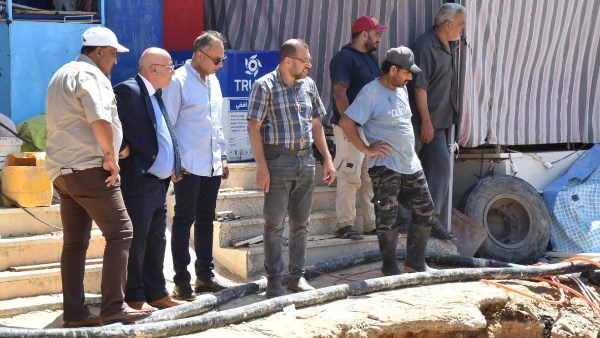 استمرار أعمال إصلاح كسر الخط الناقل للمياه بمدينة العلمين بمحافظة مطروح