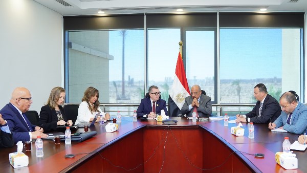 الحكومة تبحث إنشاء كيانات اقتصادية لاستغلال الخامات الأرضية والمعادن النادرة