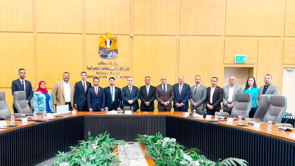 نائب وزيرة الإسكان يبحث فرص تطوير وإدارة منظومة مواقف السيارات بالمدن الجديدة