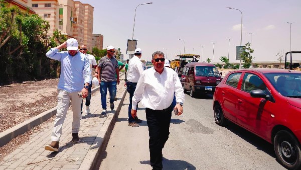 رئيس جهاز حدائق أكتوبر يتابع أعمال تطوير الطرق خلال جولة ميدانية بالمدينة