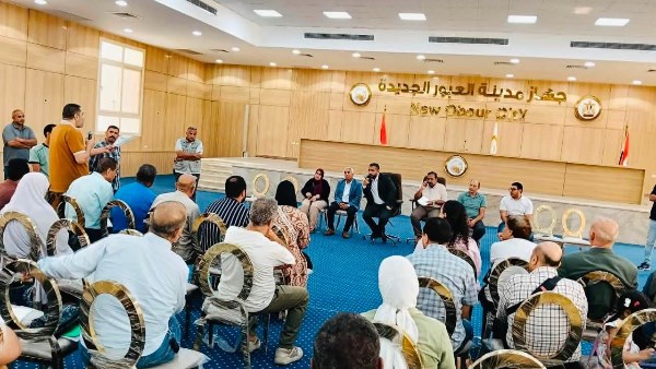 رئيس العبور الجديدة يتابع إجراءات طرح مشروعات بنية تحتية ويلتقي ملاك أراضي القادسية والأمل