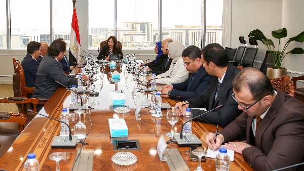 وزيرة الإسكان تبحث مقترحات إدارة حي المال والأعمال بالعاصمة الجديدة