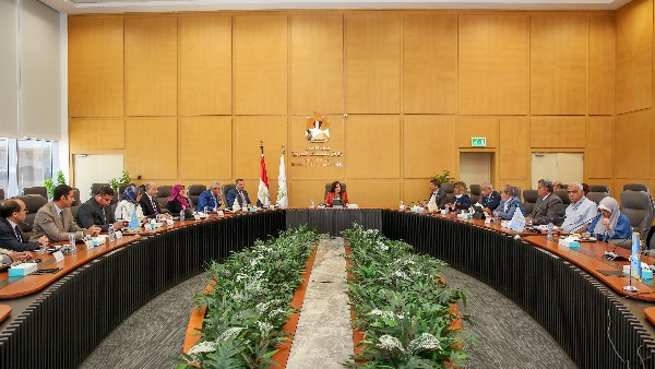 وزيرة الإسكان تعقد اجتماعًا لمتابعة مستجدات تنفيذ مشروع «حدائق تلال الفسطاط»