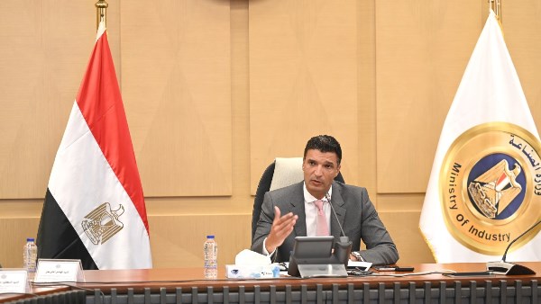 وزير الصناعة يبحث خطة تنفيذية لتعميق صناعة السيارات وزيادة المكون المحلي