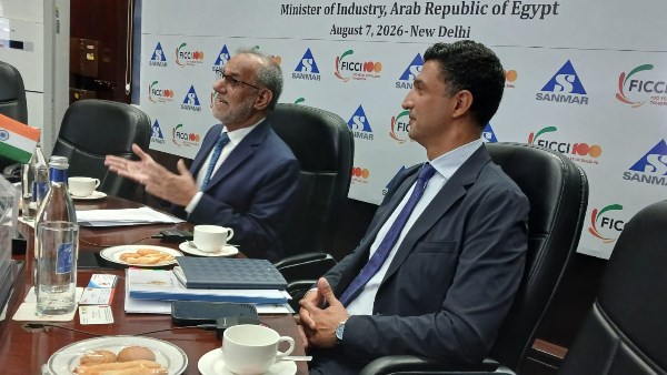 وزير الصناعة يلتقي أعضاء اتحاد غرف التجارة الهندية لبحث تعزيز التصنيع المحلي