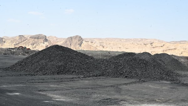 وزير الصناعة من أبو زنيمة: خطة لرفع إنتاج السبائك إلى 50 ألف طن سنويًا