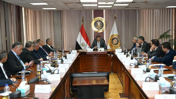 وزير الصناعة: الصناعات المغذية تمثل حجر الزاوية لتنمية صناعة السيارات