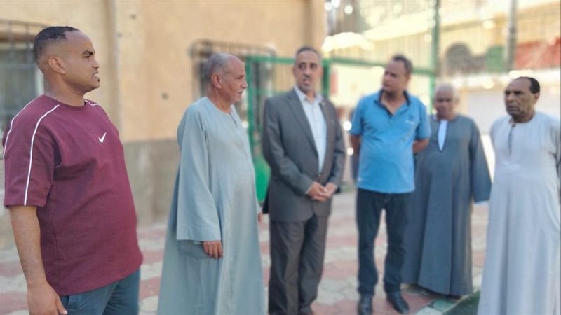 مدير رياضة قنا يتفقد ملعب مركز شباب الحلة بقوص (صور)