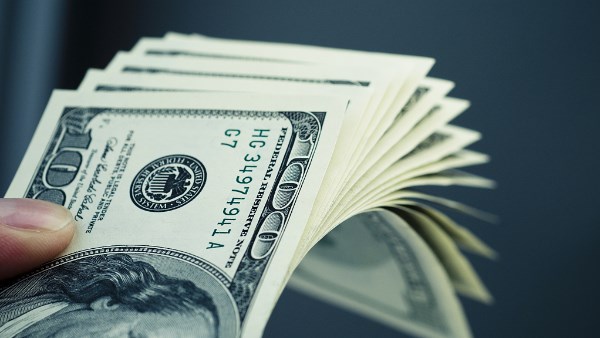 عقب هبوطه.. أعلى سعر لصرف الدولار في البنوك اليوم الخميس