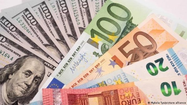 ثابتة دون تغيير.. العملات الأجنبية الدولار واليورو في السوق الرسمية الآن