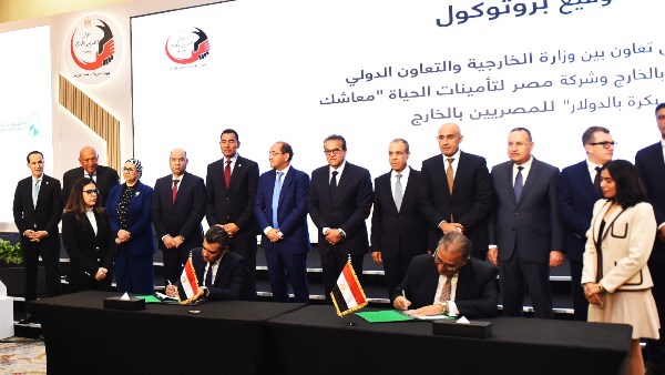 رئيس هيئة الاستثمار يشهد توقيع بروتوكول تعاون للترويج لوثيقة “معاشك بكرة بالدولار”