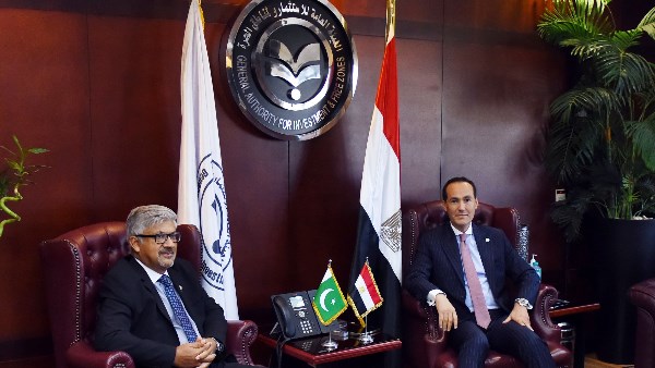 بحث ضخ استثمارات باكستانية جديدة في قطاعات الغزل والنسيج بمصر