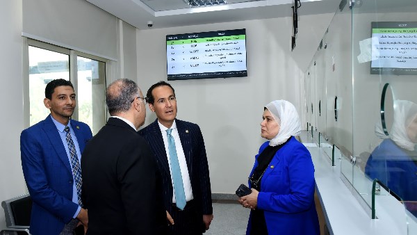 رئيس هيئة الاستثمار يتفقد مركز خدمات المستثمرين بفرع 6 أكتوبر