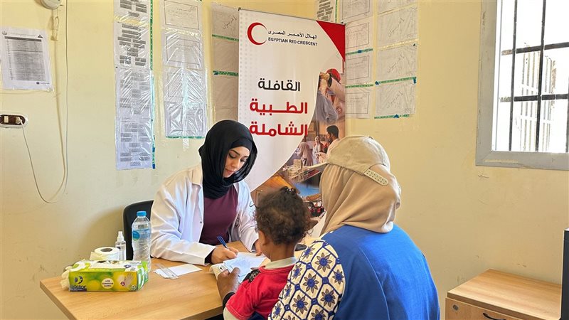 خدمات طبية ومساعدات غذائية.. الهلال الأحمر يصل إلى أهالي الواحات وشمال سيناء