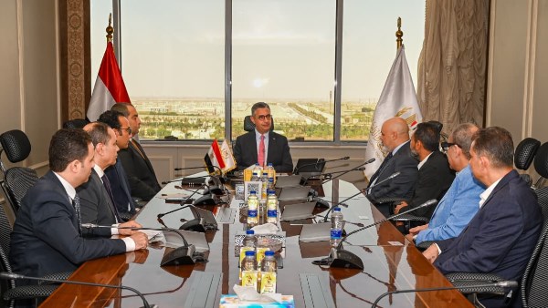 وزير التموين يبحث خطة تطوير وضبط سوق المشغولات الذهبية مع رئيس الشعبة