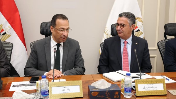 كارت الخدمات الموحد.. اجتماع بين التموين والاتصالات لتطوير الخدمات للمواطنين