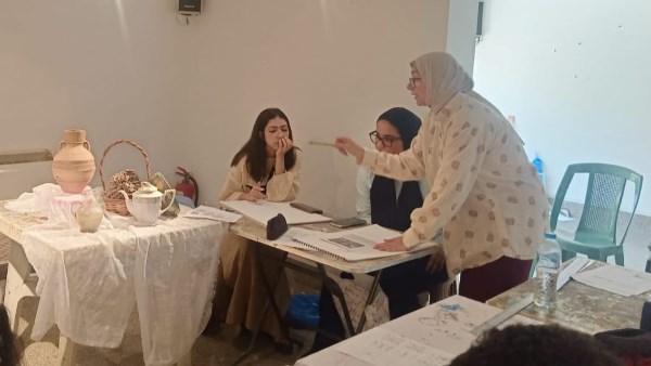 “خطوط تحكى”.. ورشة فنية بمركز محمود سعيد تدمج الطبيعة الصامتة بفن الزنتانجل