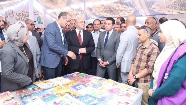 محافظ الفيوم والمفوض بتسيير أعمال الهيئة العامة للكتاب يفتتحان الدورة الأولى لمعرض كتاب أبشواي