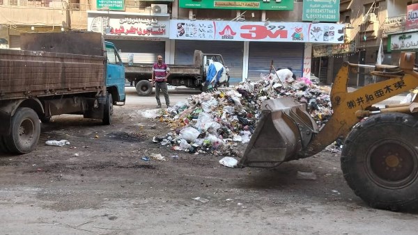 نظافة الجيزة تستجيب لشكاوى المواطنين وترفع مخلفات القمامة بالوراق وبولاق والمنيرة .. صور
