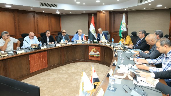 تبسيط الإجراءات.. محافظ الجيزة يتابع نتائج جهود إنهاء ملفات تقنين أراضي أملاك الدولة