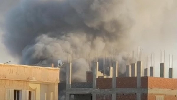 الحماية المدنية تواصل مكافحة حريق مصنع تنر بالإسكندرية بعد امتداده إلى مبنى مجاور