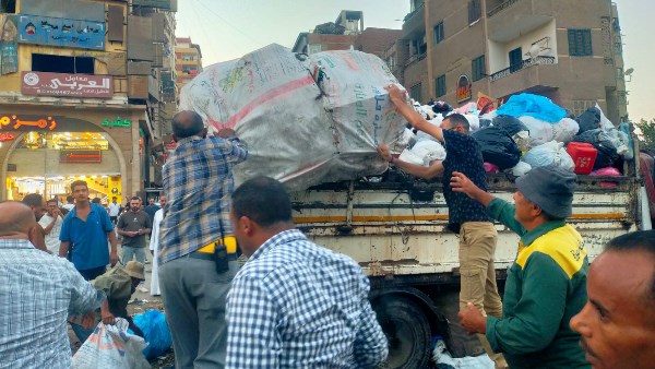 حملة مسائية مكبرة بالهرم.. ضبط 26 جونية مخلفات وتروسيكلات وإزالة 11 خيمة فريزة