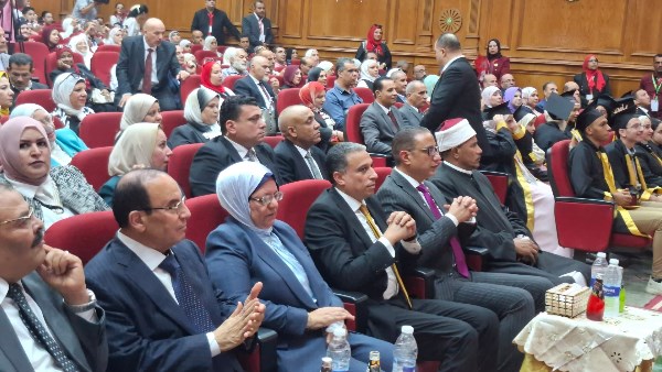 محافظ الجيزة يكرم أوائل الثانوية العامة والأزهرية والدبلومات الفنية