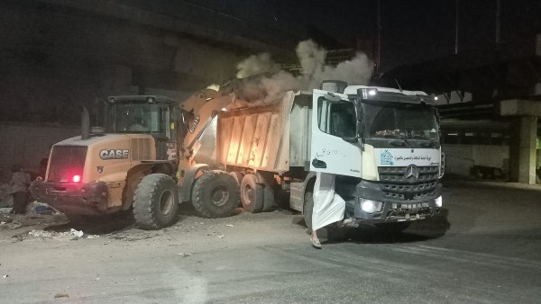 رفع 2000 طن مخلفات هدم وبناء أسفل كوبري المنيب بالجيزة