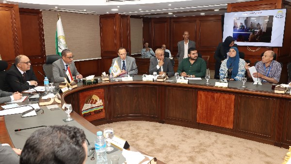 محافظ الجيزة يبحث شكاوى المواطنين ويوجه بإزالة مخالفات بناء وتعديات ويسلم عقد عمل لمواطن من ذوي الهمم