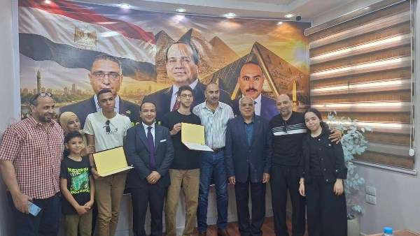 تقديرا لتفوقهم العلمي.. رئيس حي الهرم يكرم أوائل الثانوية العامة والأزهرية