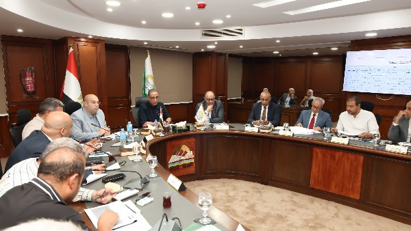 محافظ الجيزة يبحث مع رؤساء مراكز العياط والواحات البحرية مستجدات ملف تقنين أراضي أملاك الدولة