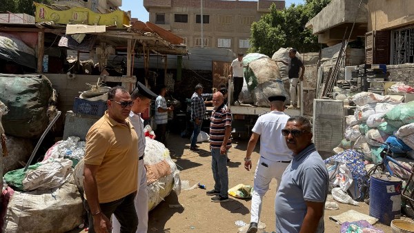 للتصدي للإشغالات.. حملات مكثفة لغلق مخازن فرز القمامة العشوائية في الهرم