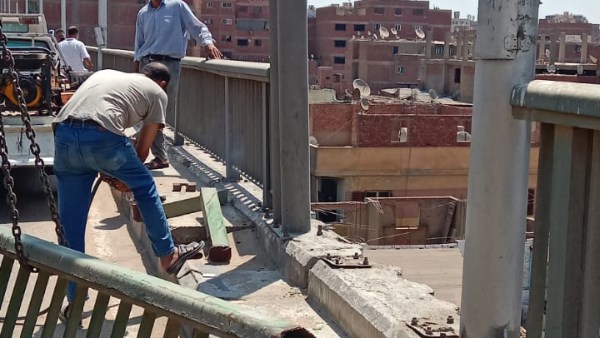 محافظ الجيزة يتابع أعمال تركيب الأسوار الحديدية المفقودة بمحور صفط اللبن