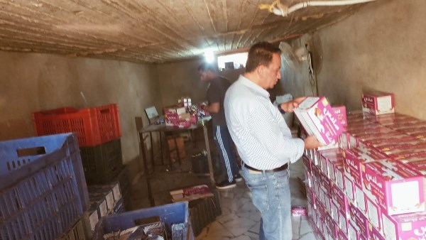 من بدروم منزل إلى خط إنتاج للحلوى.. مخالفات بالجملة داخل معمل بالفيوم قبل حلول المولد النبوي