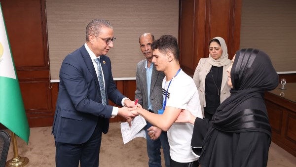 استماع محافظ الجيزة للأهالي | تسليم عقدي عمل لمواطنين من ذوي الهمم وتوجيهات بسرعة التعامل مع عقار مخالف