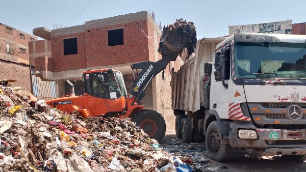 استجابة فورية لشكاوى المواطنين .. رفع مخلفات الرتش وتحسين مستوى النظافة بالجيزة | صور