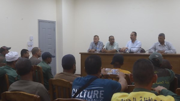 رئيس نظافة الجيزة يبحث مطالب عمال الهيئة ويستمع لمشاكلهم