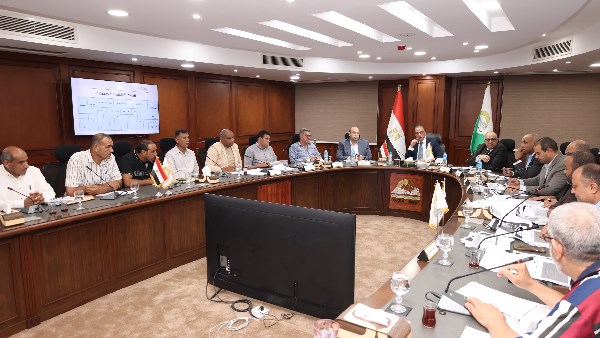 محافظ الجيزة يتابع موقف طلبات تقنين التعديات علي أراضي الدولة بمنشأة القناطر والصف
