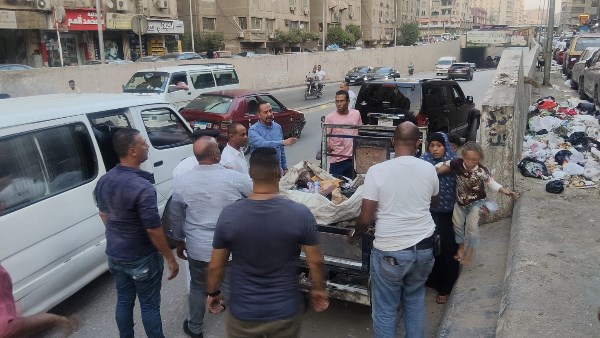 محافظة الجيزة تكثف حملاتها المسائية وتضبط 50 كيس كبير للقمامة و7 عربات كارو وتروسيكل بالهرم