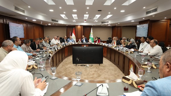 محافظ الجيزة يبحث موقف تقنين أراضي أملاك الدولة مع رؤساء الأحياء