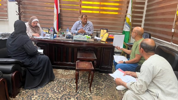 استجابة فورية للشكاوى .. رئيس مركز أوسيم يستقبل 28 مواطناً لبحث مطالبهم وحلها
