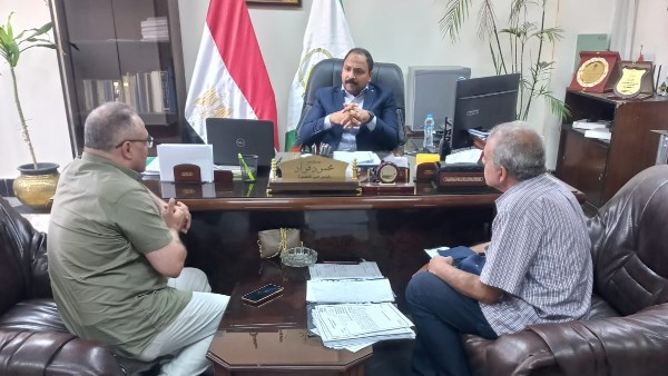 رئيس حي العجوزة يستمع لـ 23 شكوى ويوجه بحلها فورا باللقاء الأسبوعي بالمواطنين