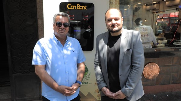محافظة الجيزة تقيم تجربة ماكينات جمع البلاستيك وعلب الكان بالدقي تمهيدا للتوسع بها