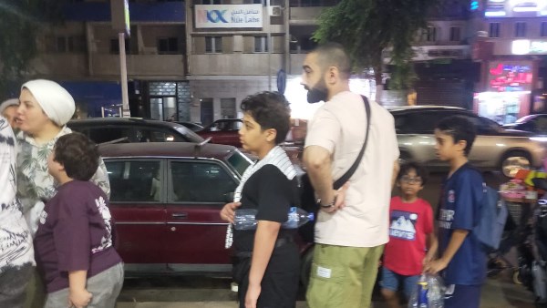 اتخاذ إجراءات قانونية ضد العابثين.. إقبال جماهيري كبير على ماكينات تدوير البلاستيك في الدقي