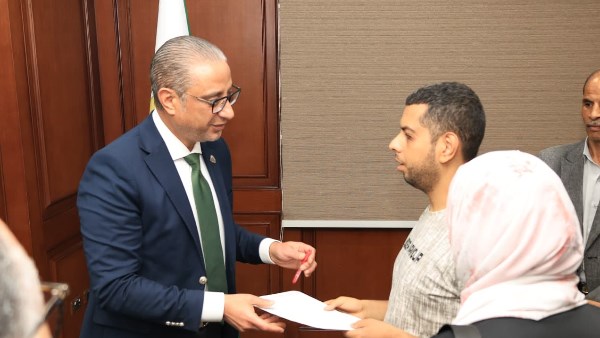 محافظ الجيزة يبحث شكاوى المواطنين.. تسليم عقود عمل لثلاثة من ذوي الهمم